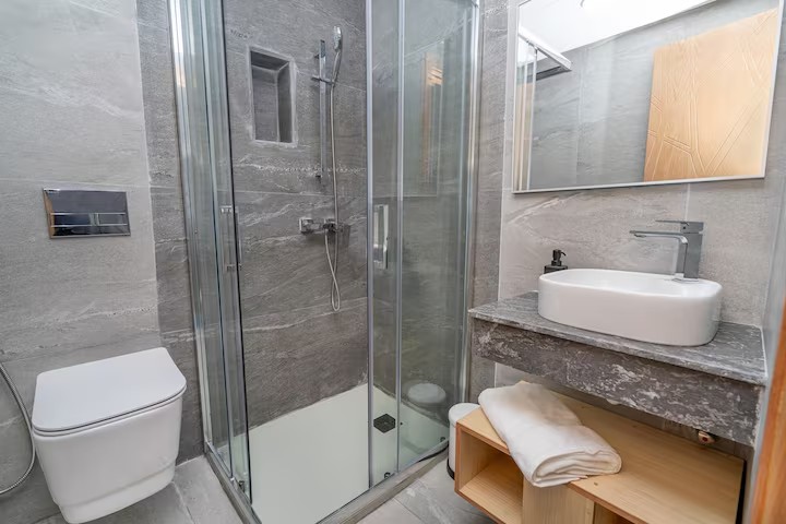 Salle de bain en ardoise, douche à l'italienne · inspiration DARNÉO