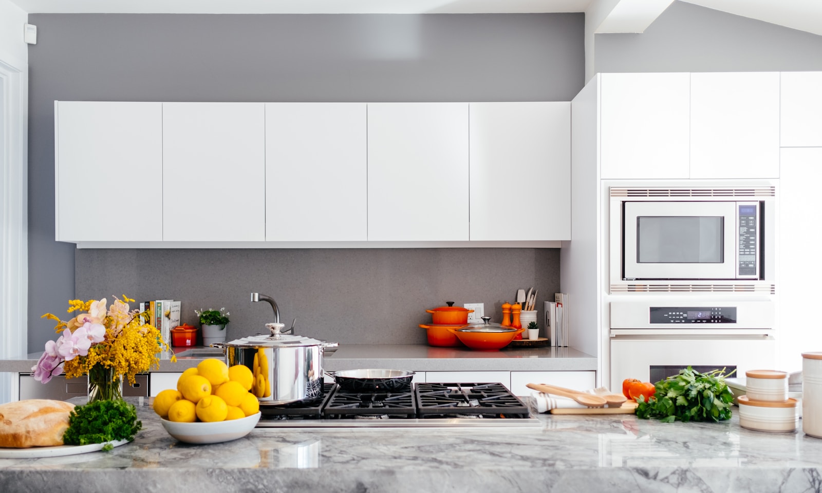 Rénovation cuisine moderne au Maroc avec îlot central, crédence Zellige et équipements haut de gamme intégrés