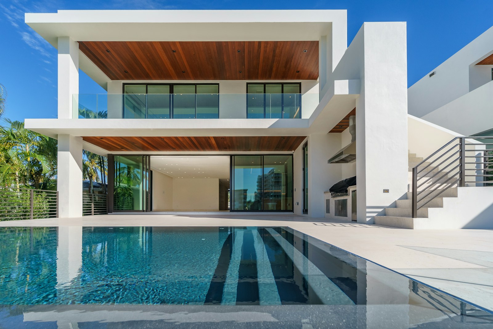 Villa moderne rénovée à Agadir avec terrasse et jardin paysager, architecture marocaine contemporaine