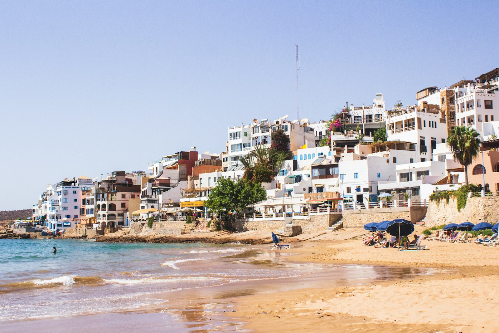 Plage et village de Taghazout sur la côte atlantique au nord d'Agadir, cadre de vie et immobilier, DARNÉO