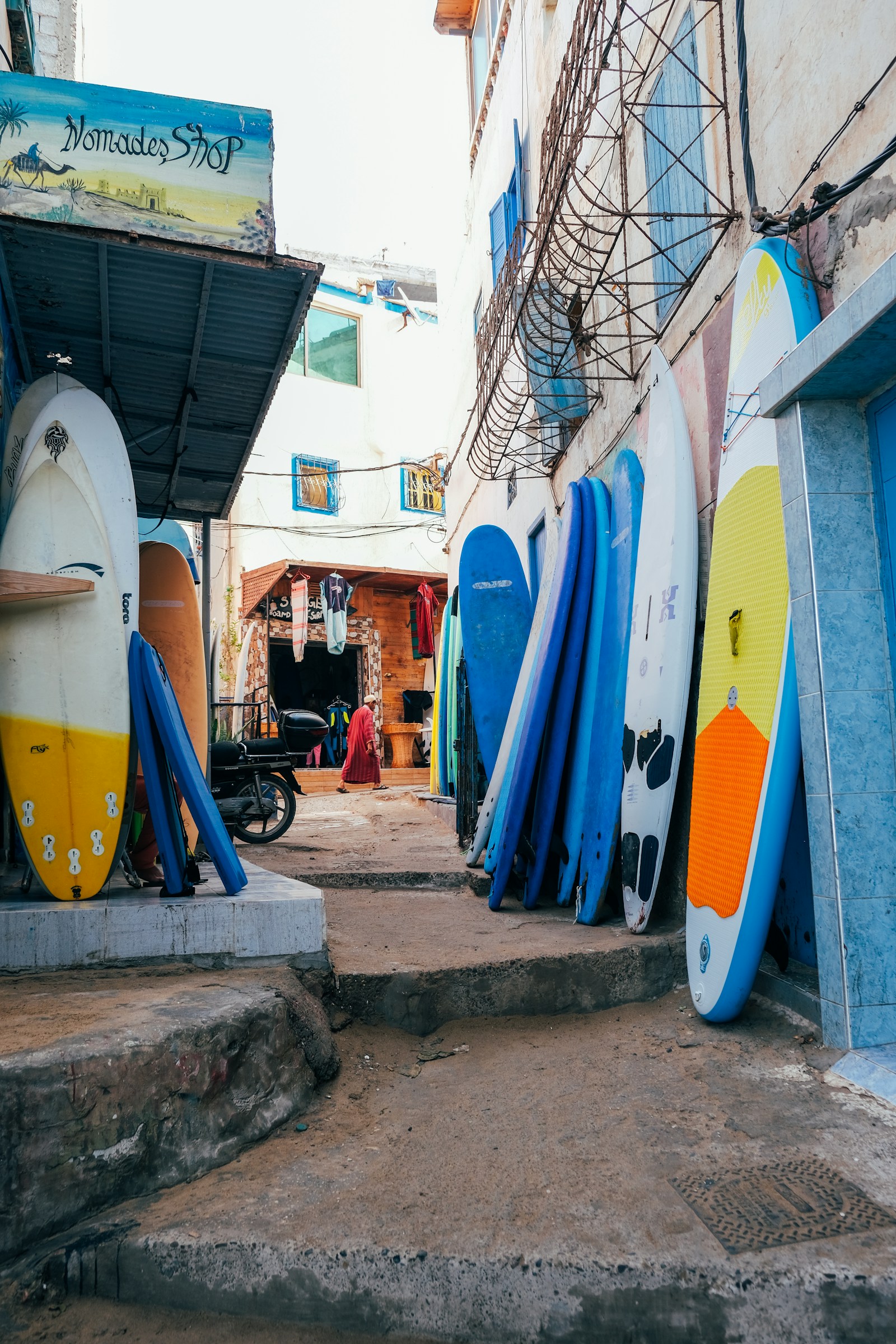 Planches de surf rangées dans le village de Taghazout, culture surf et investissement locatif saisonnier, DARNÉO