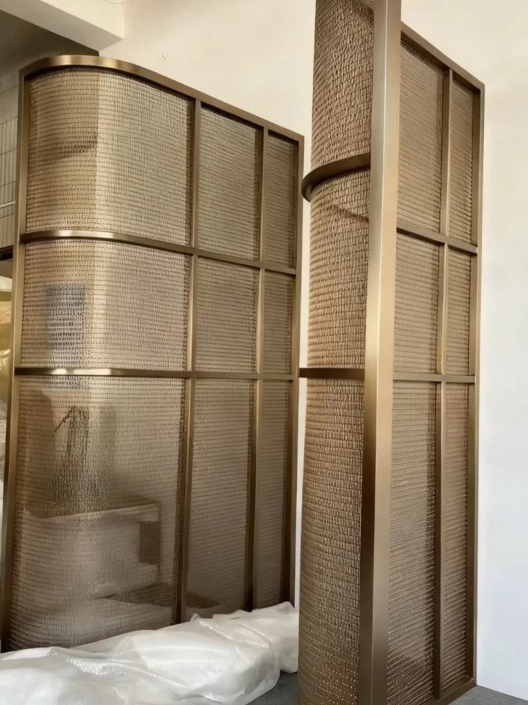 Paravents en verre à maille métallique bronze avec cadre arrondi, séparation d'espace design pour intérieur haut de gamme